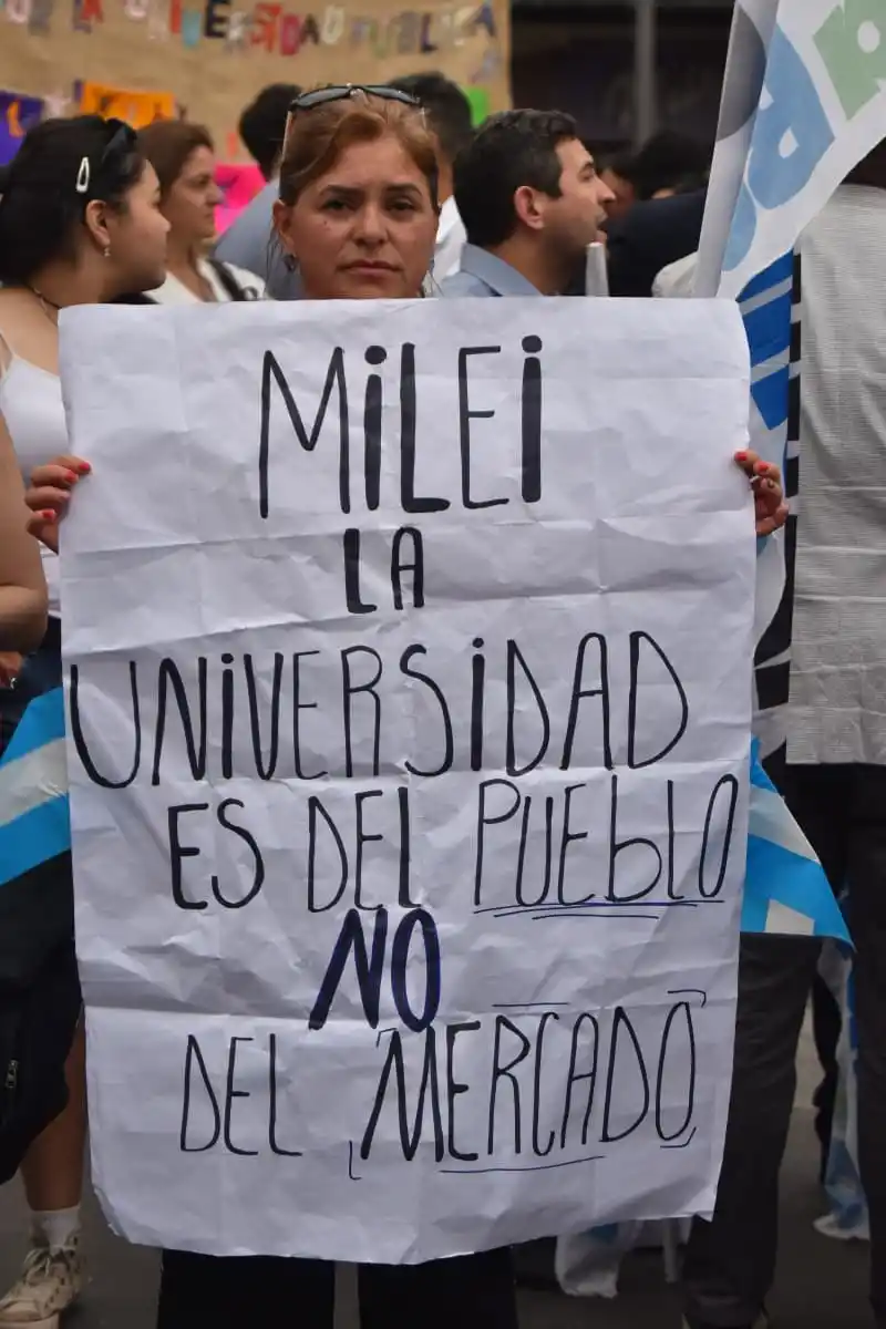 Marcharon en Tucumán a favor de la universidad pública: mirá las imágenes