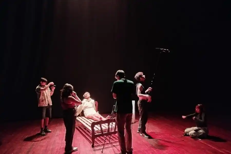 TEATRO ALBERDI. El escenario se convirtió en una caja negra en la que transcurre buena parte de la película.