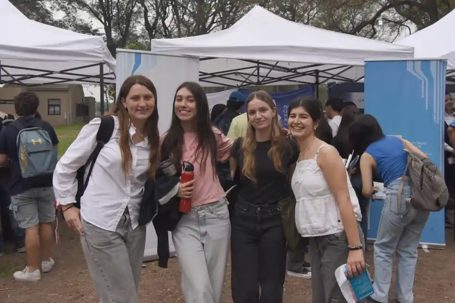 CON SUS AMIGAS. Juana, a la izquierda, estuvo entre clases, con Josefina, a la derecha. / LA GACETA, ANALÍA JARAMILLO