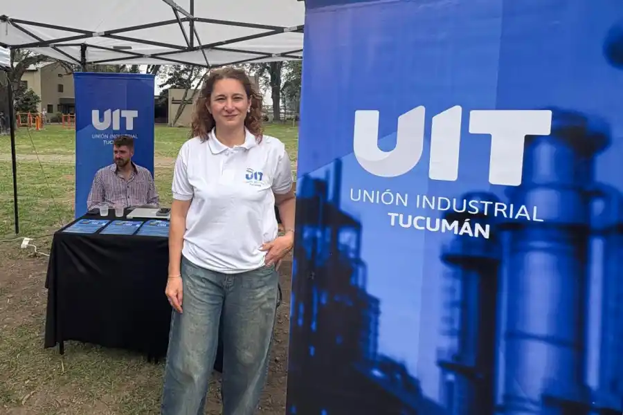 EN LOS STANDS. Ana Toro, de Union Industrial de Tucuman, busca estudiantes que se adapten al cambio. / LA GACETA, VICTORIA REINOSO