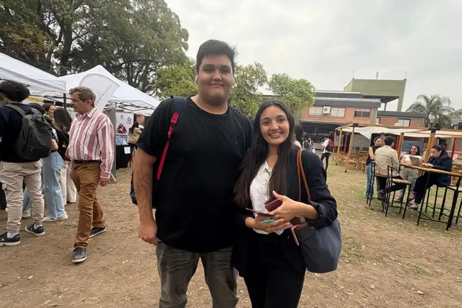 FUTUROS CONTADORES. Ulises y Alma pasaron por los stands para buscar nuevas oportunidades. / LA GACETA, VICTORIA REINOSO