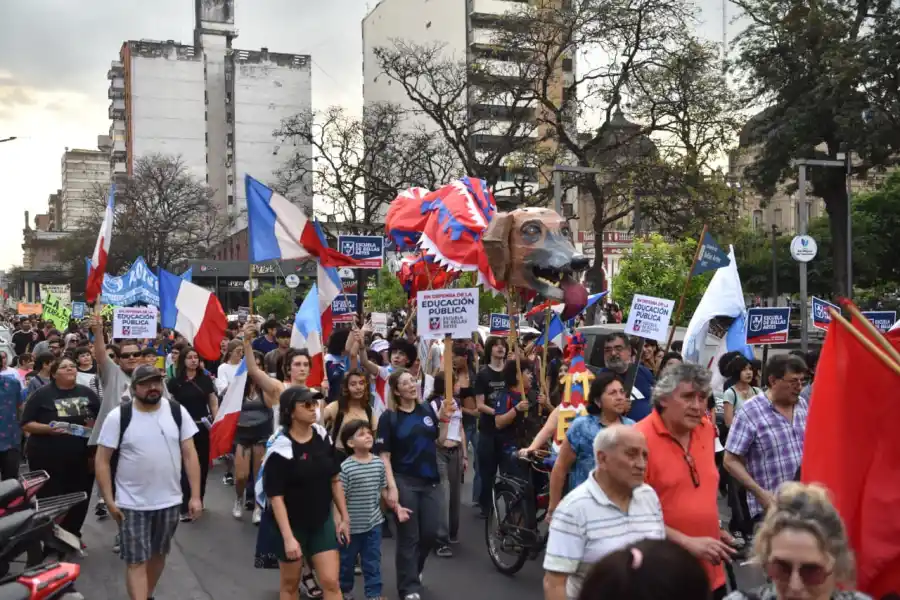 Marcharon en Tucumán a favor de la universidad pública: mirá las imágenes