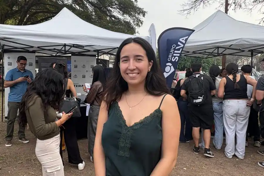 VECINA DE ECONÓMICAS. Lourdes Asón, estudiante de la Facultad de Ciencias Exactas y Tecnología de la Universidad Nacional de Tucumán, visitó la feria. / LA GACETA, VICTORIA REINOSO