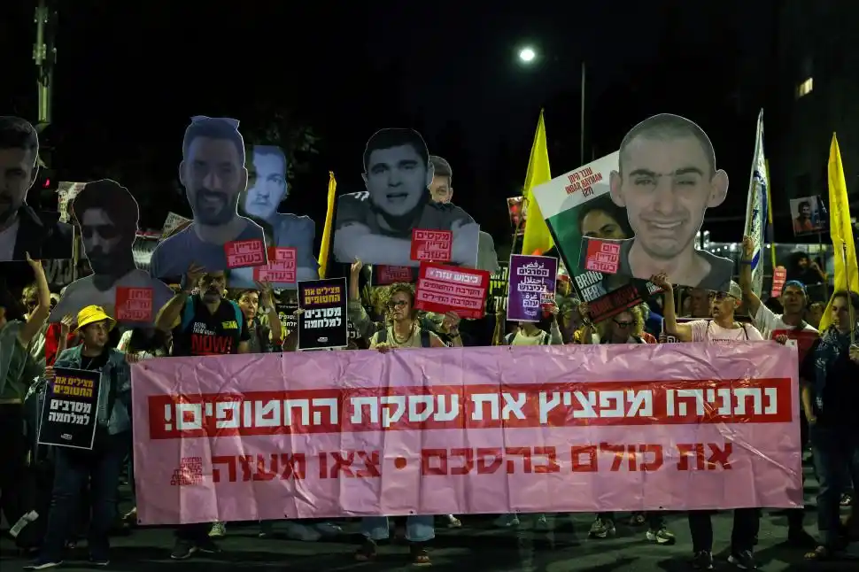 RECHAZO INTERNO. Familiares y allegados de rehenes israelíes reclaman, en Jerusalém, al gobierno de Netanyahu que ponga fin a la guerra,