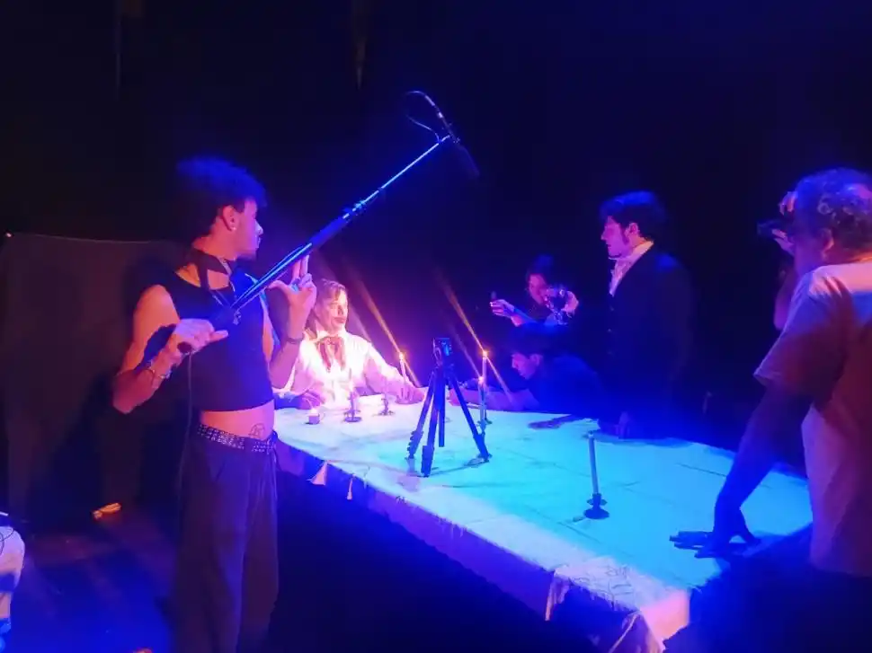 ¡ACCIÓN! Soberón (a la derecha) sigue de cerca el brindis entre Juan Manuel de Rosas (sentado) y Alberdi.