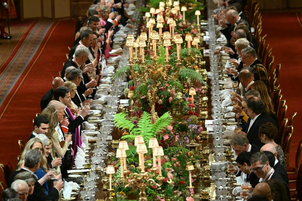 BRINDIS. Los invitados levantan copas para celebrar la visita de Trump.