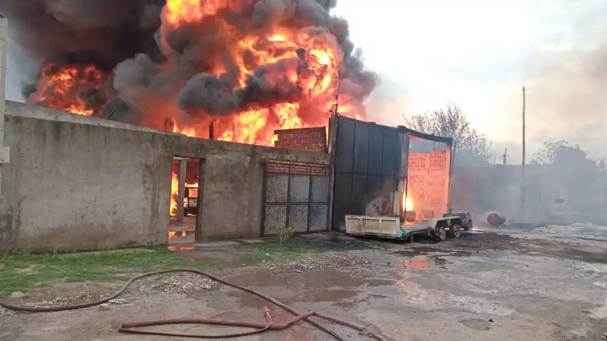 Incendio en un depósito de aceite: el propietario sufrió quemaduras en el 40% del cuerpo