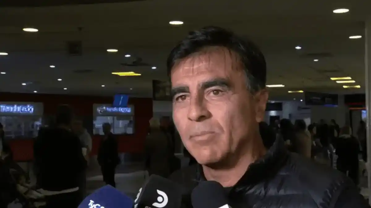 Gustavo Quinteros ya está en Argentina y tendría todo acordado para dirigir Independiente.