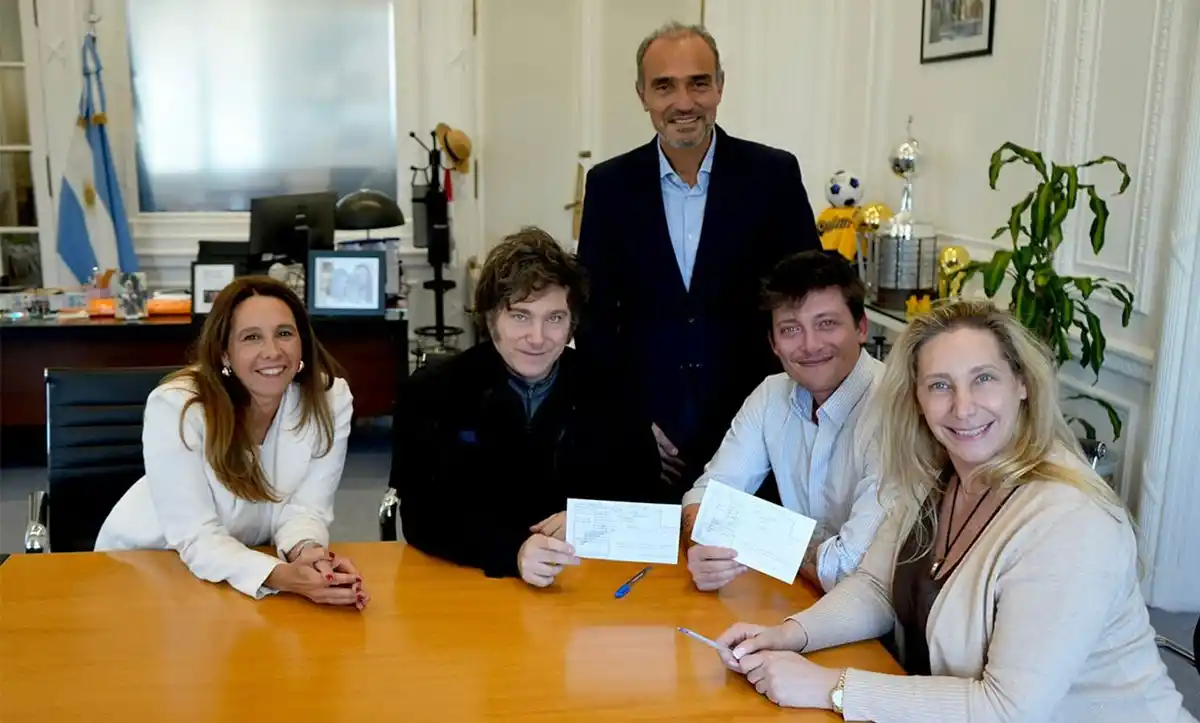 Milei desplazó a “Lule” Menem y le da mayor lugar a Santiago Caputo en la estrategia electoral