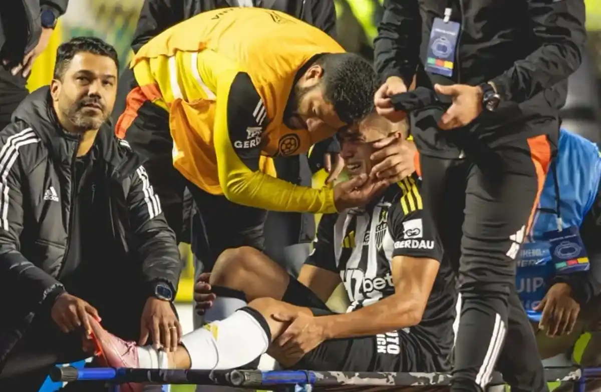 Tomás Cuello sufrió una dura lesión en el partido entre Bolívar y Atlético Mineiro.