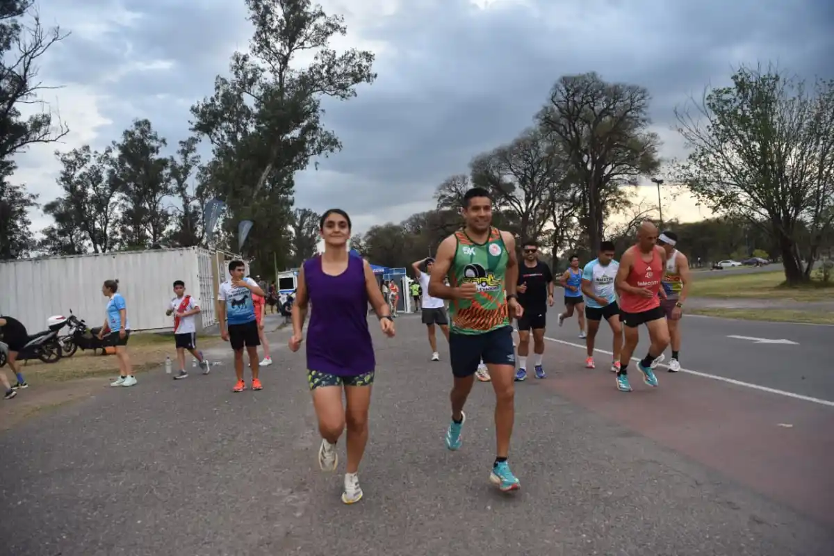ENERGÍA. Celeste Prado y Elías García, policías y pareja dentro y fuera de la pista, entrenaron juntos en el Autódromo como parte de la previa de los 21k, que recorrerá los puntos emblemáticos de la ciudad.