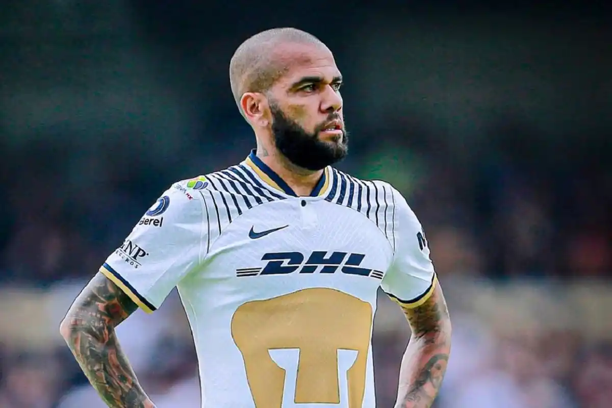 La inesperada reacción de Dani Alves al recibir una camiseta de Boca Juniors