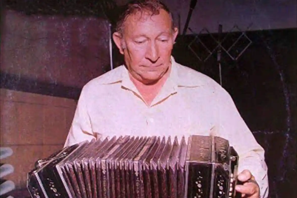 Mario del Tránsito Cocomarola nació en San Cosme, Corrientes, el 15 de agosto de 1918 y falleció 19 de septiembre de 1974.