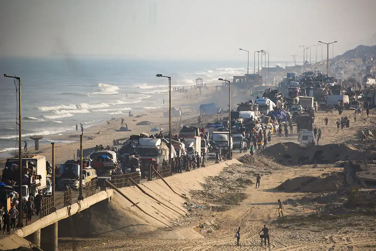 ÉXODO. A pie o en vehículos, miles de palestinos cargan sus pertenencias y huyen desde Nuseraat hacia el sur.