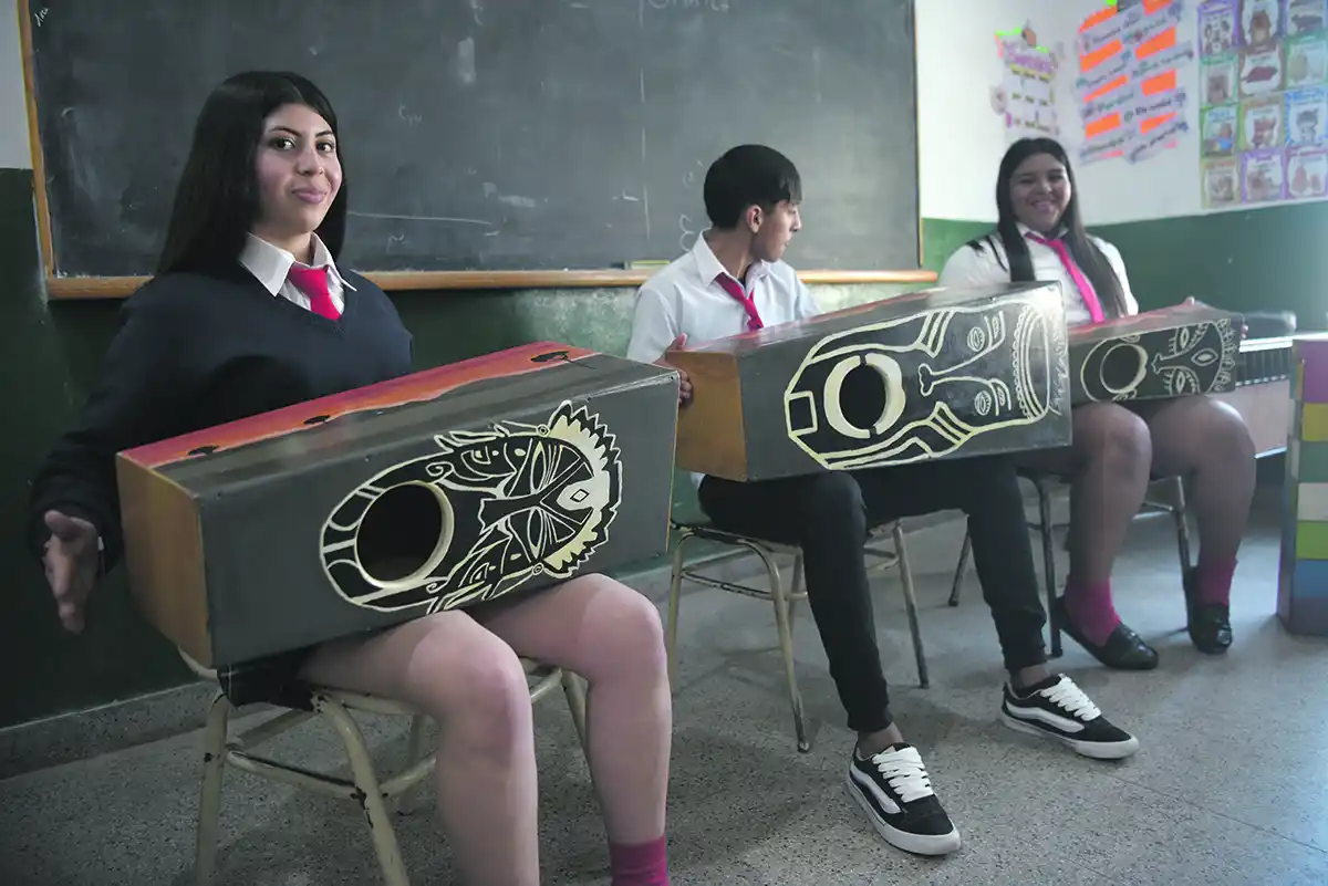 Antes del Día del Estudiante: instrumentos musicales reciclados con elementos del aula