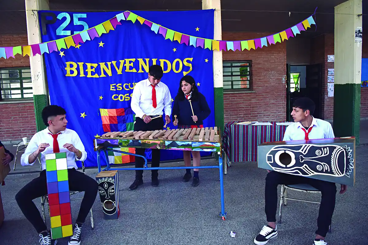 Antes del Día del Estudiante: instrumentos musicales reciclados con elementos del aula