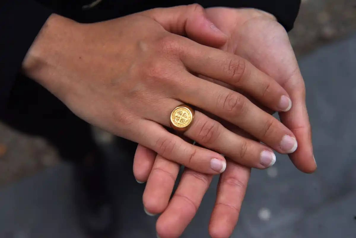 UNA JOYA QUE ABRAZA. En su mano derecha, el anillo que le regaló su abuela Silvia con la medalla de San Benito se volvió mucho más que una cábala. / LA GACETA, ANALÍA JARAMILLO