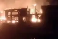 Bomberos fueron a apagar un incendio en Mendoza y vecinos los atacaron a piedrazos