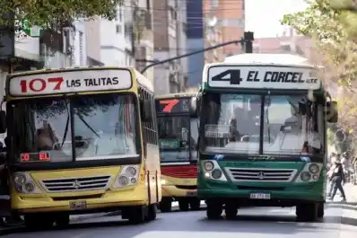 Polémica en la Capital: la Municipalidad prohíbe a los choferes poner música en los colectivos