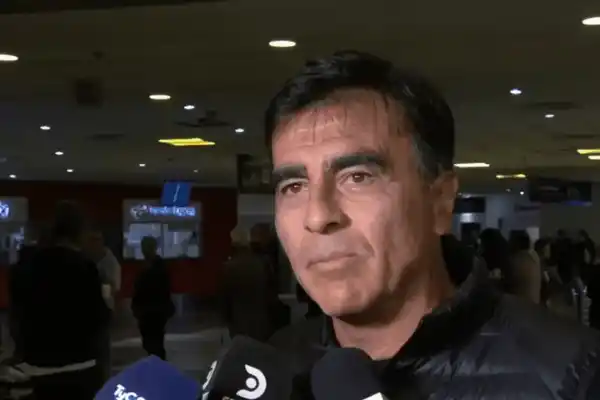 Gustavo Quinteros llegó al país y ultima detalles para asumir en Independiente