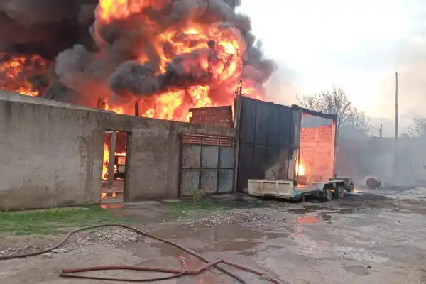 Incendio en un depósito de aceite: el propietario sufrió quemaduras en el 40% del cuerpo