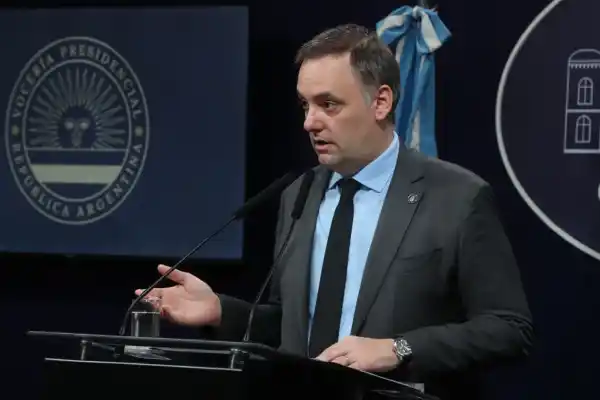 Tras las críticas de Macri, Adorni defendió su designación como jefe de Gabinete