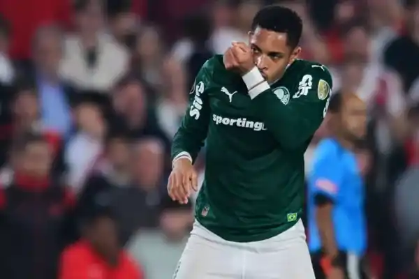 Vitor Roque pidió perdón a su madre con un festejo tras su gol a River en la Libertadores