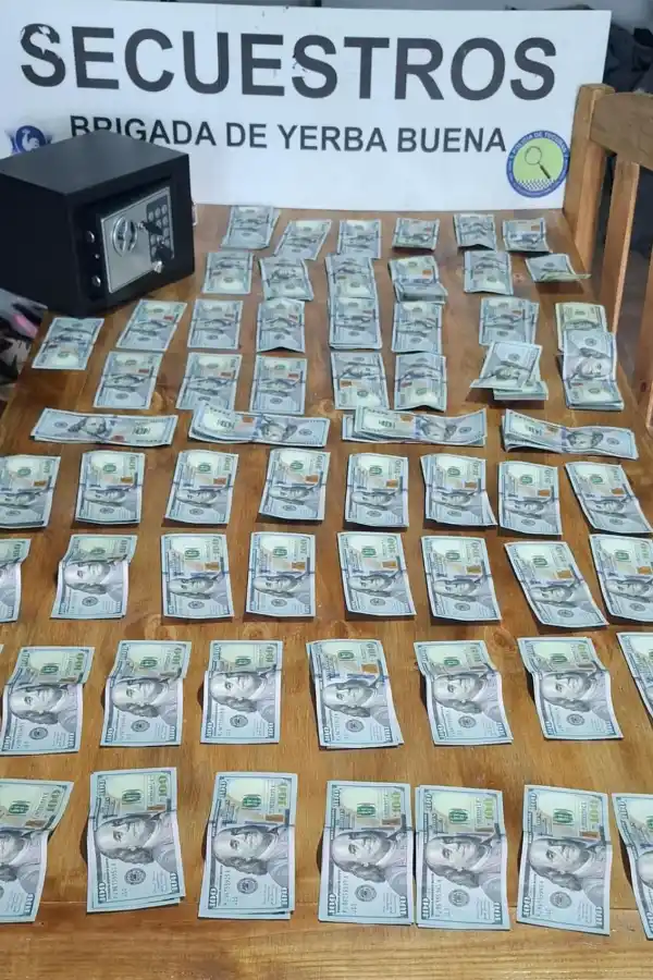 EN EFECTIVO. La Policía secuestró U$S 11.000 del domicilio de la acusada.