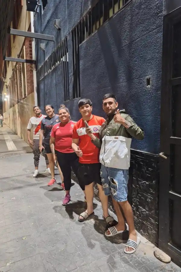 Hinchas de River ya hacen fila en la Liga Tucumana para conseguir entradas para el partido contra Atlético Tucumán