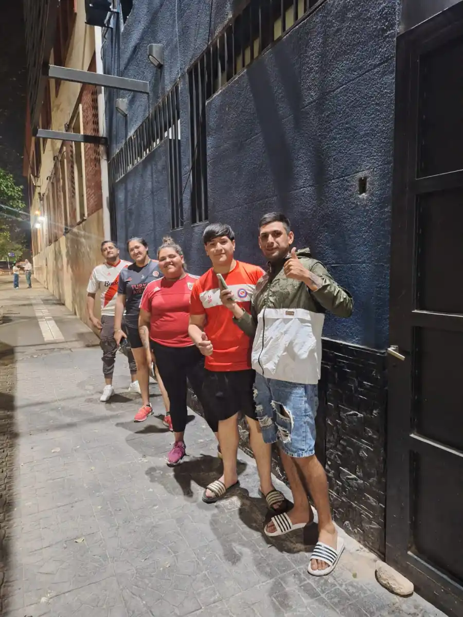 Hinchas de River ya hacen fila en la Liga Tucumana para conseguir entradas para el partido contra Atlético Tucumán