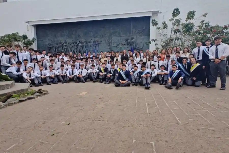 ALUMNADO. Los estudiantes posaron todos juntos después del acto.