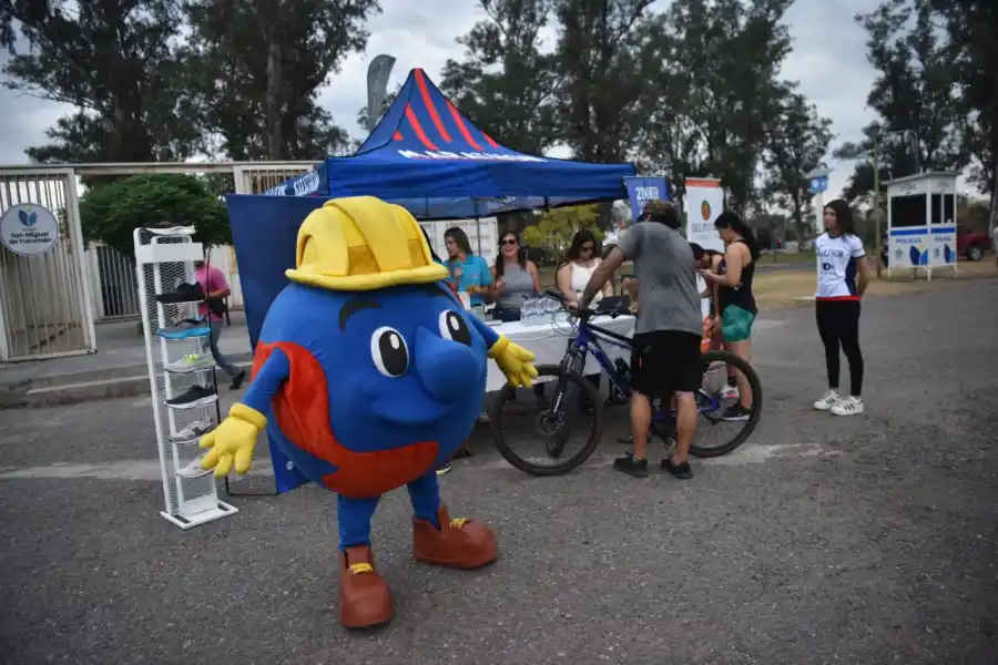GRAN MARCO. Tu Mundo Constructor, uno de los sponsors de la carrera, le aportó todo el color a la previa.