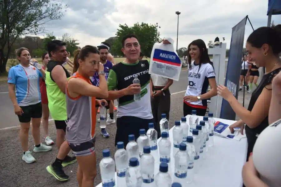 HIDRATACIÓN. Los runners repusieron energías con botellas de Agua Palau.