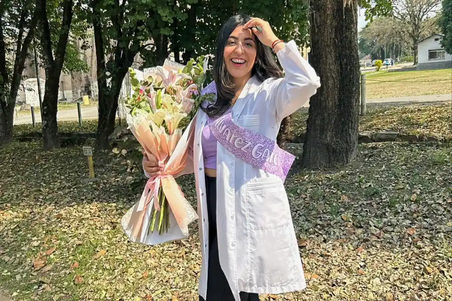 RECIÉN RECIBIDA. Aunque Abogacía estuvo en su cabeza, con Medicina simplemente todo fluyó. / CORTESÍA XIMENA ANAEL ALVAREZ