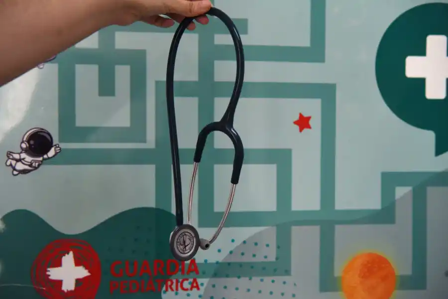 SU IMPRESCINDIBLE. “Lo heredé de mi mamá, que falleció en mi tercer año de carrera y también era pediatra”, dice Ximena. / LA GACETA, ANALÍA JARAMILLO