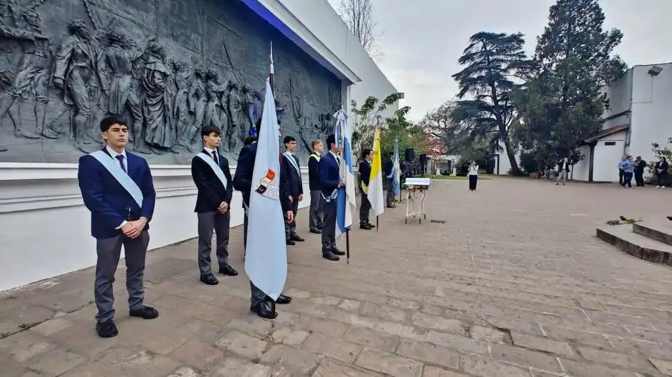 ABANDERADOS Y ESCOLTAS. Alumnos destacados portaron banderas representativas en esta fecha especial. 