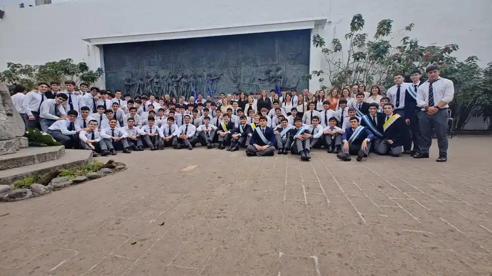 ALUMNADO. Los estudiantes posaron todos juntos después del acto.