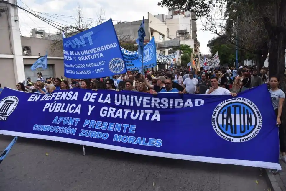 MARCHA MASIVA: Estudiantes, docentes y sindicatos se movilizaron en Tucumán y en otras ciudades del país en contra del veto del presidente Javier Milei a la Ley de Financiamiento Universitario. 