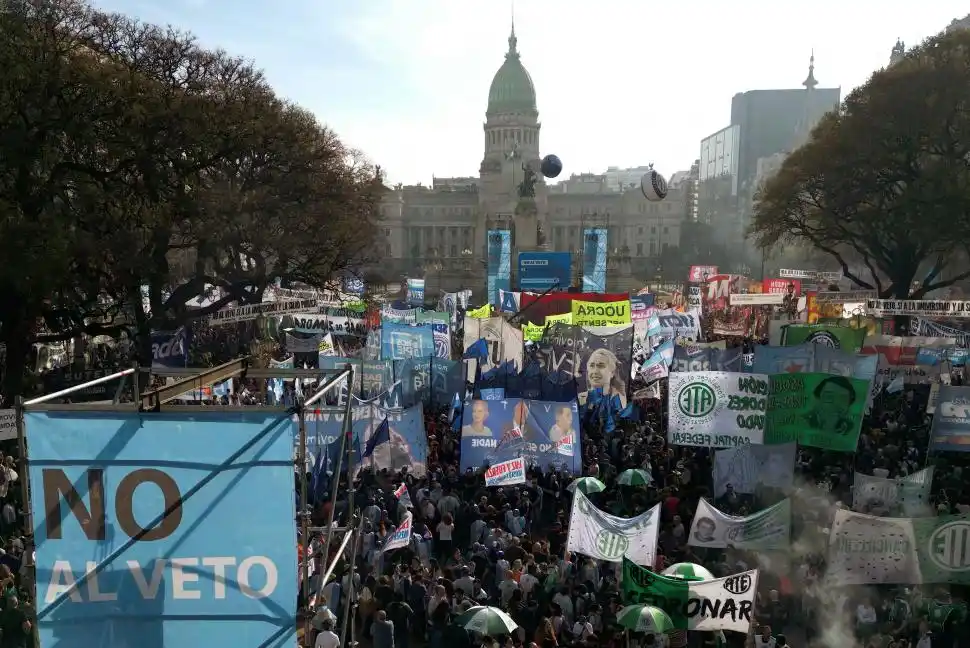 BUENOS AIRES: Los manifestantes colmaron la plaza del Congreso.