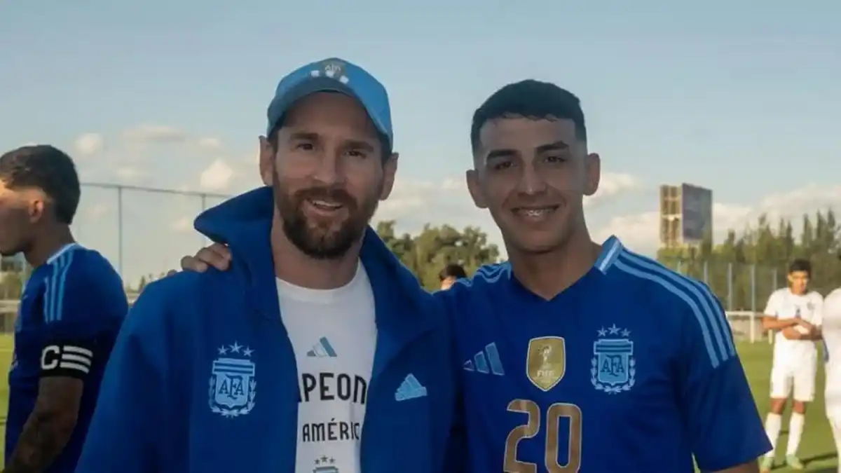 Lautaro Millán junto a Lionel Messi.