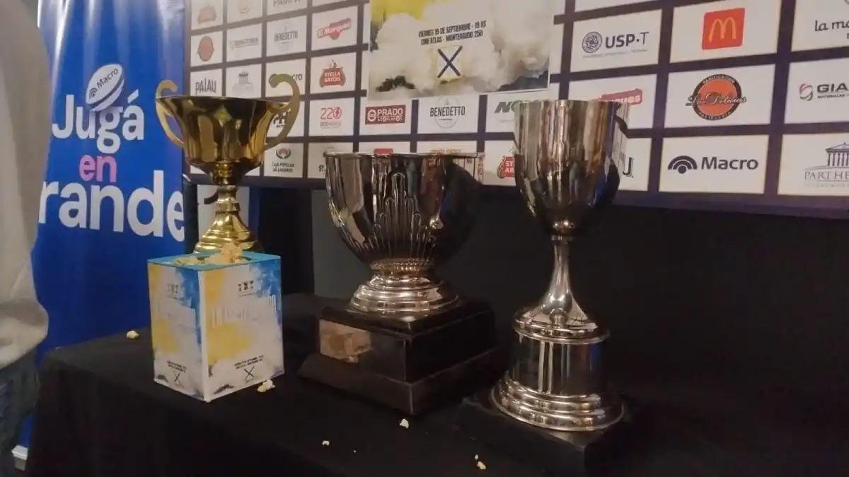 Las tres copas estaban exhibidas en el hall de entrada. 