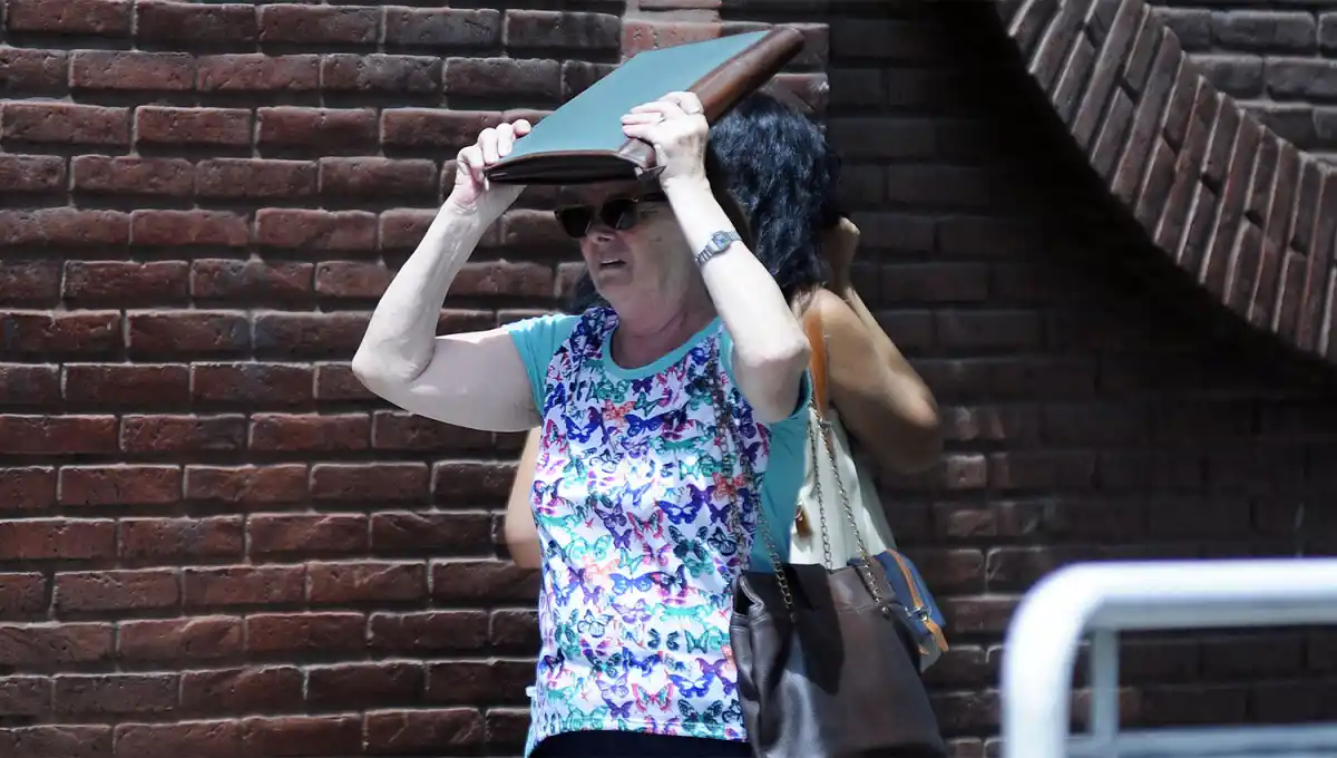 A CUIDARSE. El sol castigará hoy a las tucumanas y a los tucumanos, por lo que será necesario tomar recaudos para evitar los golpes de calor.