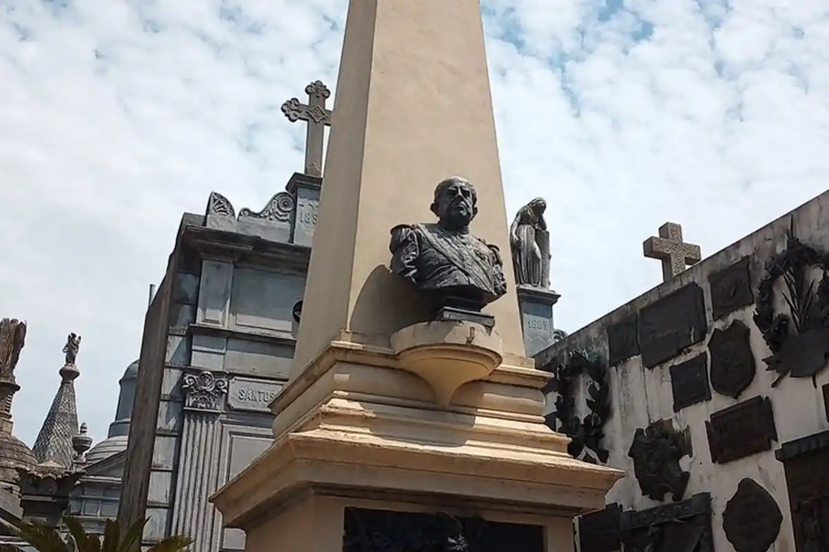 Los restos de Sarmiento descansan en el Cementerio de Recoleta en la Ciudad de Buenos Aires.
