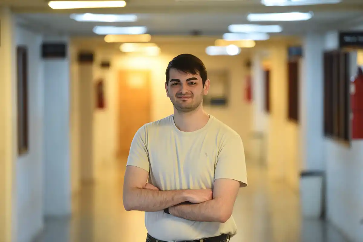 MEJOR PROMEDIO. Luciano Pulido, estudiante de quinto año de Ingeniería en Sistemas en la UTN, en los pasillos de la Facultad tucumana.
