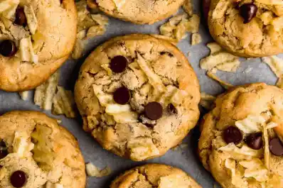 Galletas con papas fritas y chips de chocolates: la receta de una influencer que desató polémica