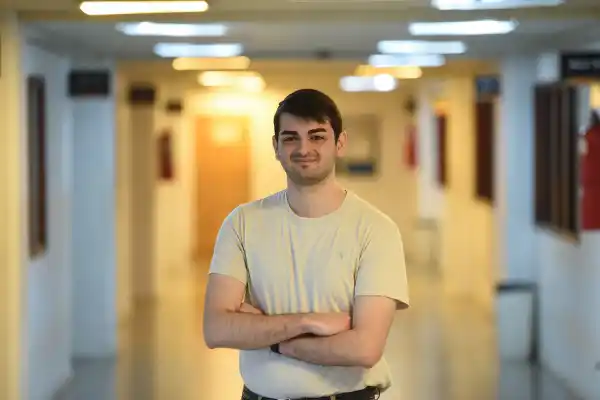 “Estudio para 10 por respeto hacia mis padres y profesores”, dice el alumno top de la UTN