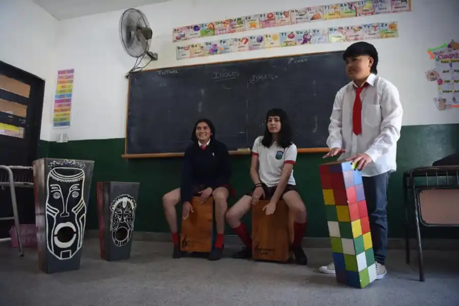 Antes del Día del Estudiante: instrumentos musicales reciclados con elementos del aula