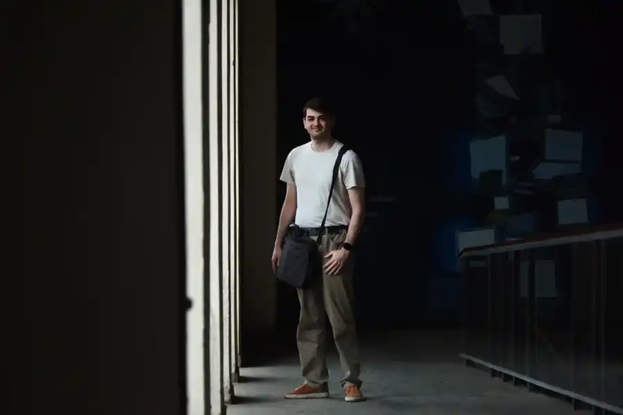 CON SU MALETÍN A CUESTAS. El estudiante con mejor promedio de la UTN-FRT con el accesorio que lo acompaña desde que comenzó la carrera.