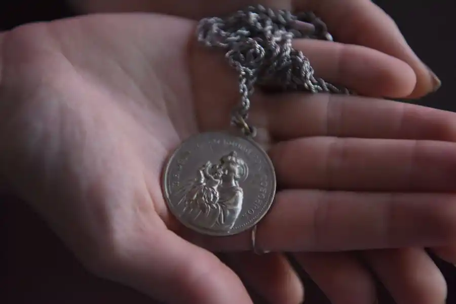 OBJETO ESPECIAL. Anael Olguín sostiene la medalla de la Virgen del Huerto que la acompaña desde la primaria y que lleva en cada examen importante.