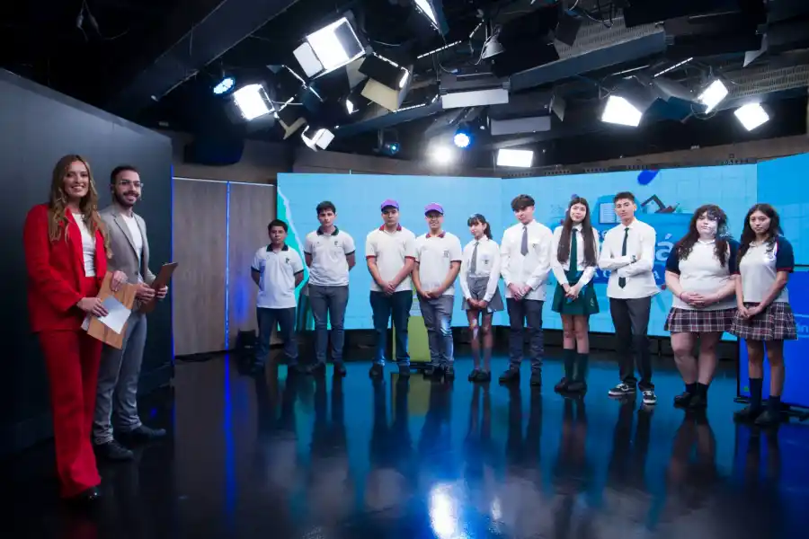 TODOS LISTOS. Auad, Servetto (los conductores) y los chicos que participaron en la última semifinal de Enseñame, Tucumán. LA GACETA / FOTO DE DIEGO ARÁOZ